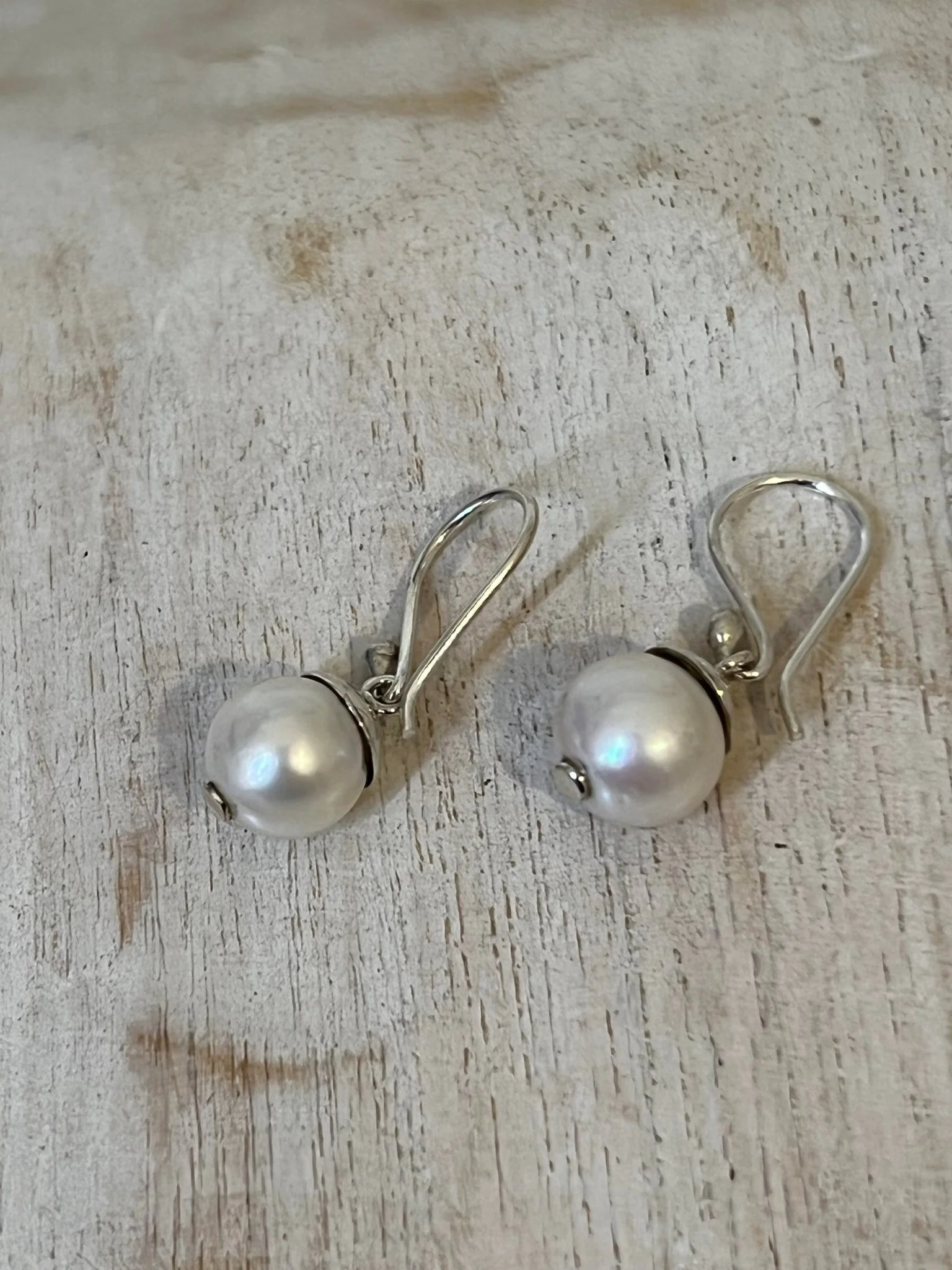 Mermaid Kiss Pearl Earrings - Image 3