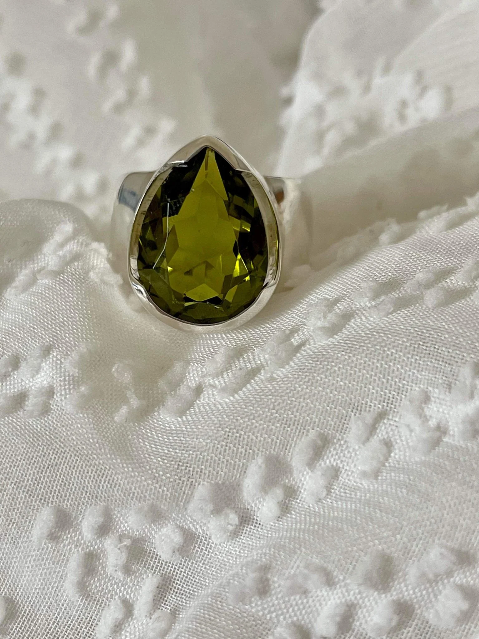 Peridot Mahtava Ring - Image 6